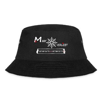 Juist - MeerVERLIEBT - (Koordinaten und Ortsname) - Bucket Hat - Schwarz - Vorne - Lela (165cm)