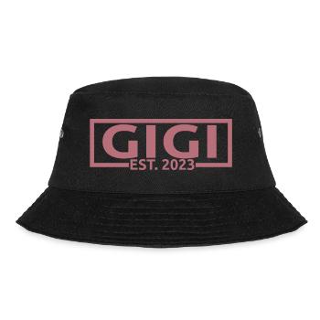 Gi Gi Est. 2023, Oma To Be, Schwangerschaft enthüllen - Bucket Hat - Schwarz - Vorne - Lela (165cm)