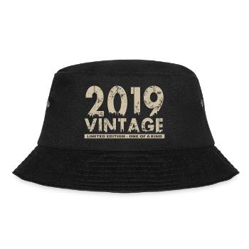 Jahrgang 2019 Bursdag - Unikat - Bucket Hat - Schwarz - Vorne - Lela (165cm)