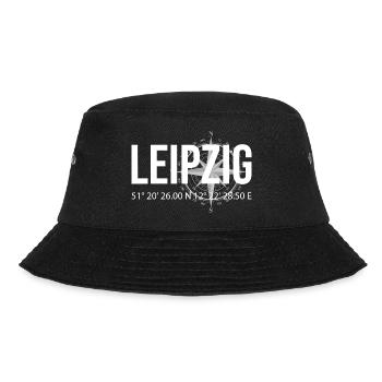 Koordinaten Leipzig - Bucket Hat - Schwarz - Vorne - Lela (165cm)