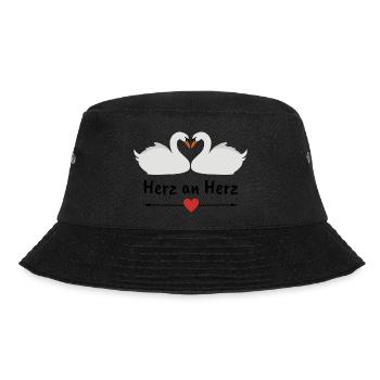 Herz an Herz - Bucket Hat - Schwarz - Vorne - Lela (165cm)