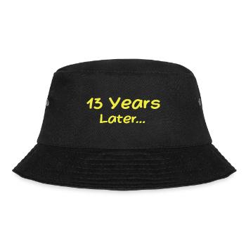 13 Jahre später Lustige Geburtstagsgeschenke, 13. Geburtstag - Bucket Hat - Schwarz - Vorne - Lela (165cm)