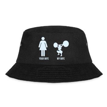 Vergleich: Your Wife vs. My Wife - Bucket Hat - Schwarz - Vorne - Lela (165cm)