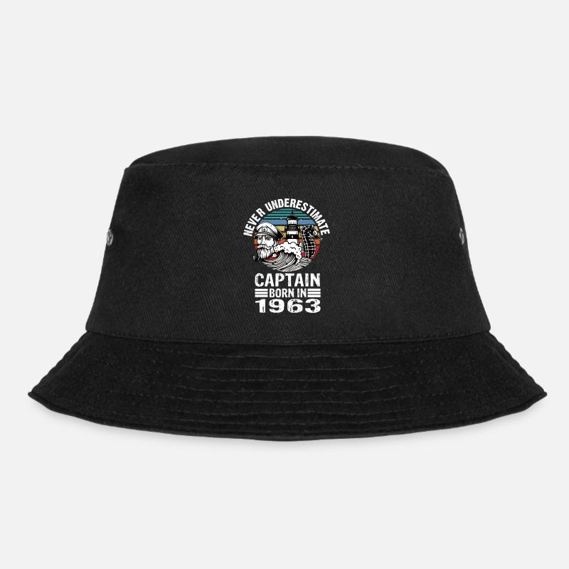 Never Underestimate Captain born in 1963 - Bucket Hat - Schwarz