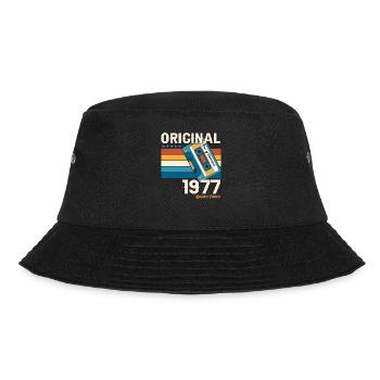 46. Geburtstag Kassette Dezember Jahrgang 1977 - Bucket Hat - Schwarz - Vorne - Lela (165cm)