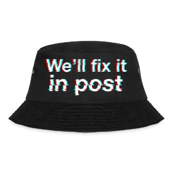 Wir werden es in der Nachbearbeitung beheben. Spannungsspitze. Weißer Text. - Bucket Hat - Schwarz - Vorne - Lela (165cm)