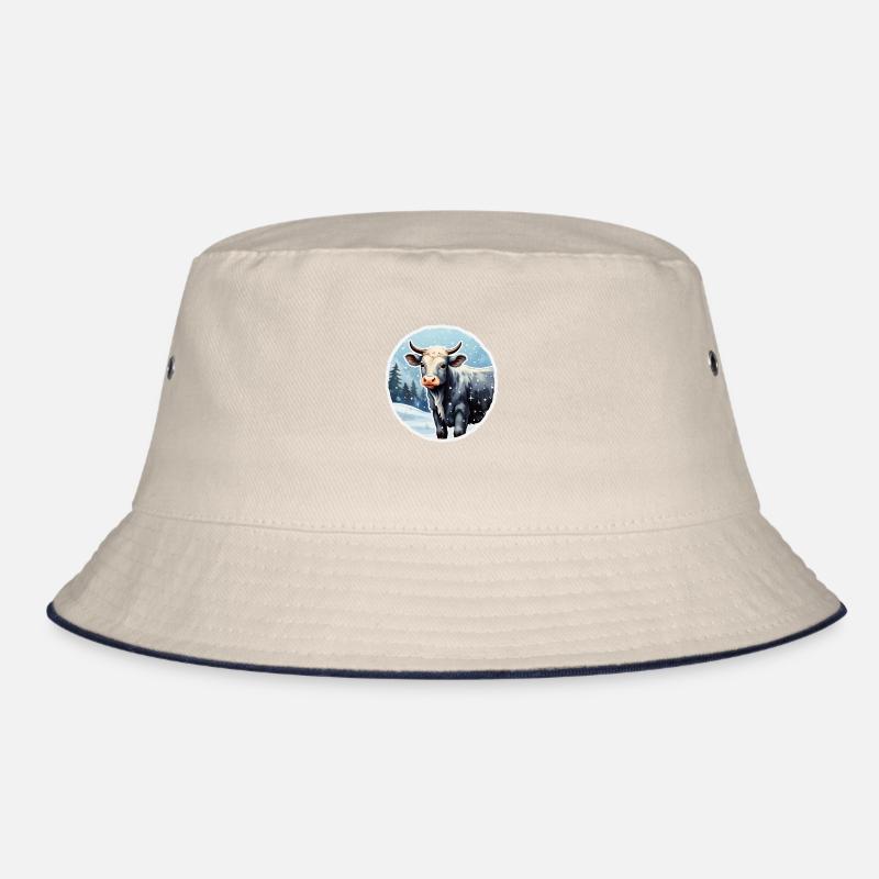 Rind auf winterlicher Alm Bucket Hat
