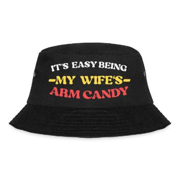 It s Not Easy Being My Wife s Arm Candy Retro - Bucket Hat - Schwarz - Vorne - Lela (165cm)