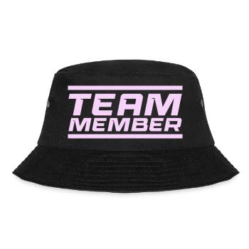 Team Member Schriftzug Lavendel - Bucket Hat - Schwarz - Vorne - Lela (165cm)