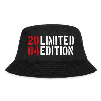 Limited Edition 2004 - 18. Geburtstag Typographie - Bucket Hat - Schwarz - Vorne - Lela (165cm)