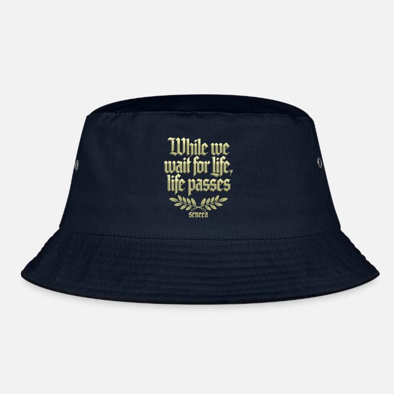 Seneca | Während wir auf das Leben warten, vergeht das Leben Bucket Hat