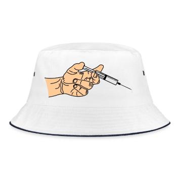 Spritze mit herauskommendem Tropf in der Hand - Bucket Hat - Weiß/Navy - Vorne