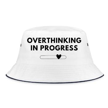 Overthinking in Progress – Statement Shirt - Bucket Hat - Weiß/Navy - Vorne