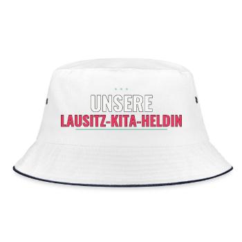 Unsere Lausitz‑Kita‑Heldin – Abschiedsgeschenk - Bucket Hat - Weiß/Navy - Vorne