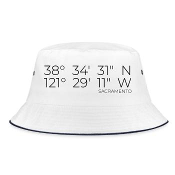 Koordinaten Sacramento Kalifornien - Bucket Hat - Weiß/Navy - Vorne