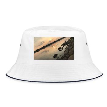 Sonnenuntergang über dem Fluss mit Steinen - Bucket Hat - Weiß/Navy - Vorne