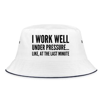 Ich arbeite gut unter Druck Wie in letzter Minute - Bucket Hat - Weiß/Navy - Vorne