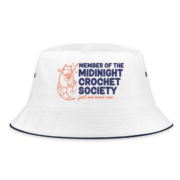 Mitglied der Midnight Crochet Society Nur noch einer - Bucket Hat - Weiß/Navy - Vorne