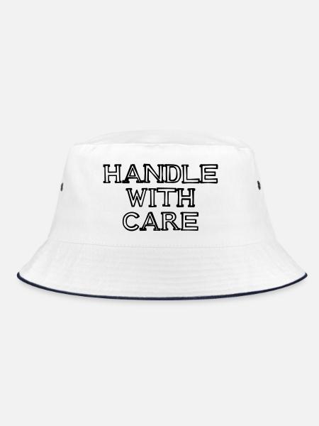 HANDLE WITH CARE Schriftzug handgezeichnet - Bucket Hat - Weiß/Navy