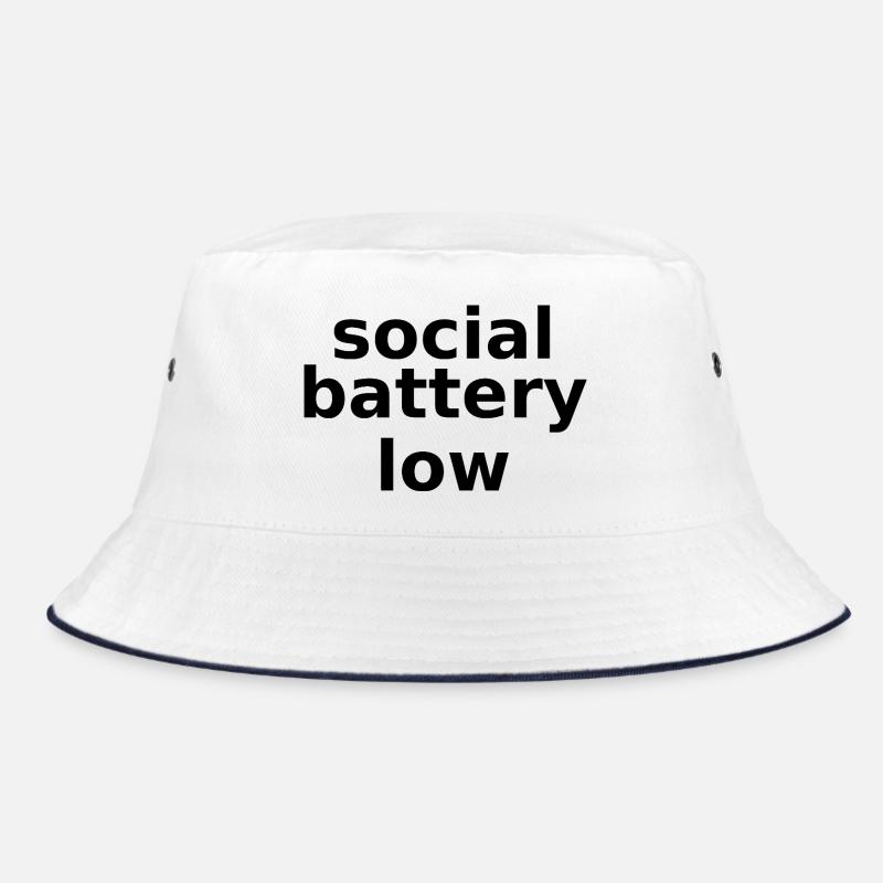 Social Battery Low – Kleinbuchstaben gestapelter Typografie Bucket Hat