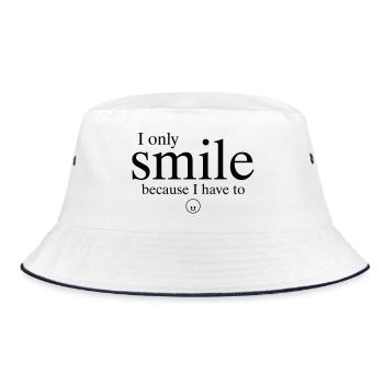 „Ich lächle nur, weil ich muss.“ - Bucket Hat - Weiß/Navy - Vorne