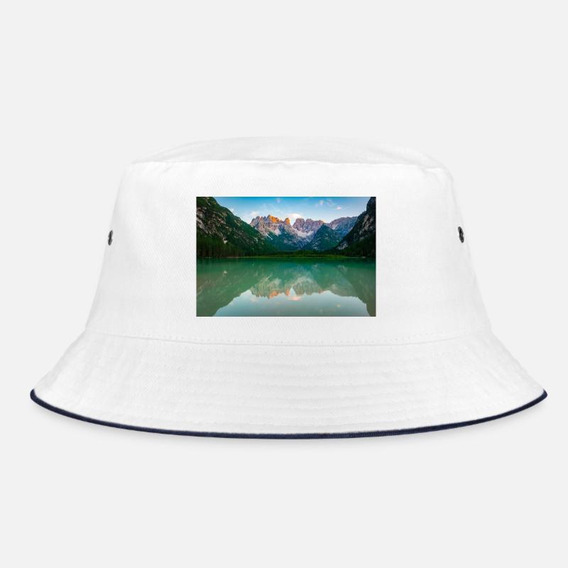 Image miroir du lac alpin Bob