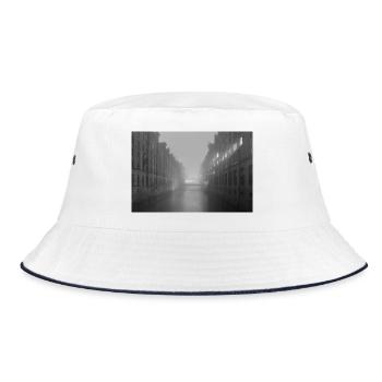 Speicherstadt: Kehrwiederfleet at night (fog) - Bucket Hat - white/navy - Front