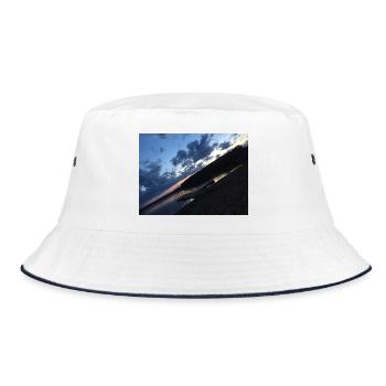 Sonnenuntergang am See mit einem Ziegelboot - Bucket Hat - Weiß/Navy - Vorne