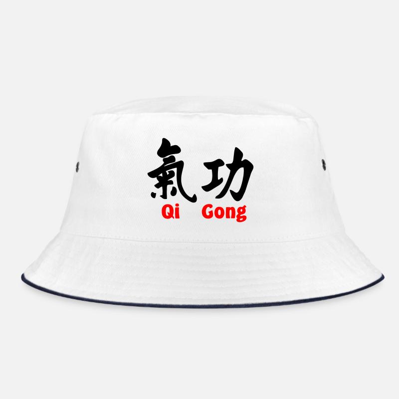 QI Gong mit Text horizontal mit Text rot Bucket Hat