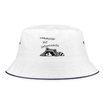 Unqualified but Enthusiastic – Lustiger Waschbär - Bucket Hat - Weiß/Navy - Vorne