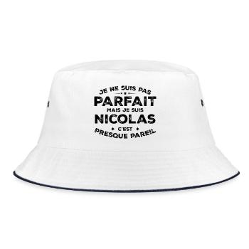 Nicolas Ein Vorname, eine Haltung Humor Nicolas - Bucket Hat - Weiß/Navy - Vorne