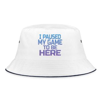 Ich habe mein Spiel, um hier zu sein, Gamer-Geschenk pausiert - Bucket Hat - Weiß/Navy - Vorne