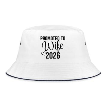 Promoted to Wife 2026 – Ehefrau 2026 Design - Bucket Hat - Weiß/Navy - Vorne