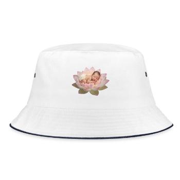 Baby mit Windel schläft auf geöffneter Lotusblüte - Bucket Hat - Weiß/Navy - Vorne