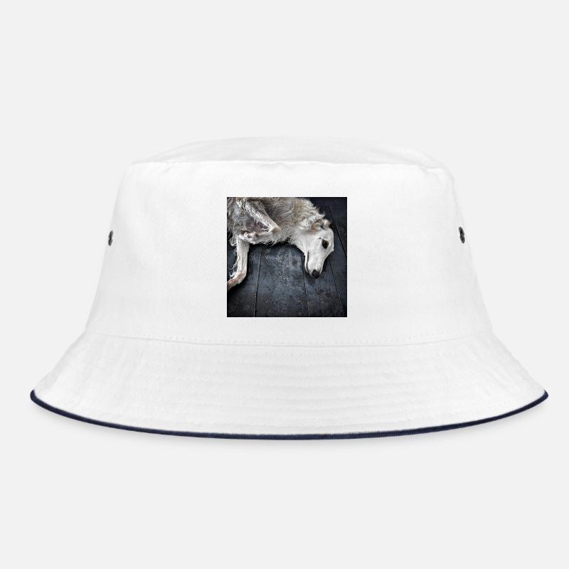 Weißer Windhund am Boden Bucket Hat