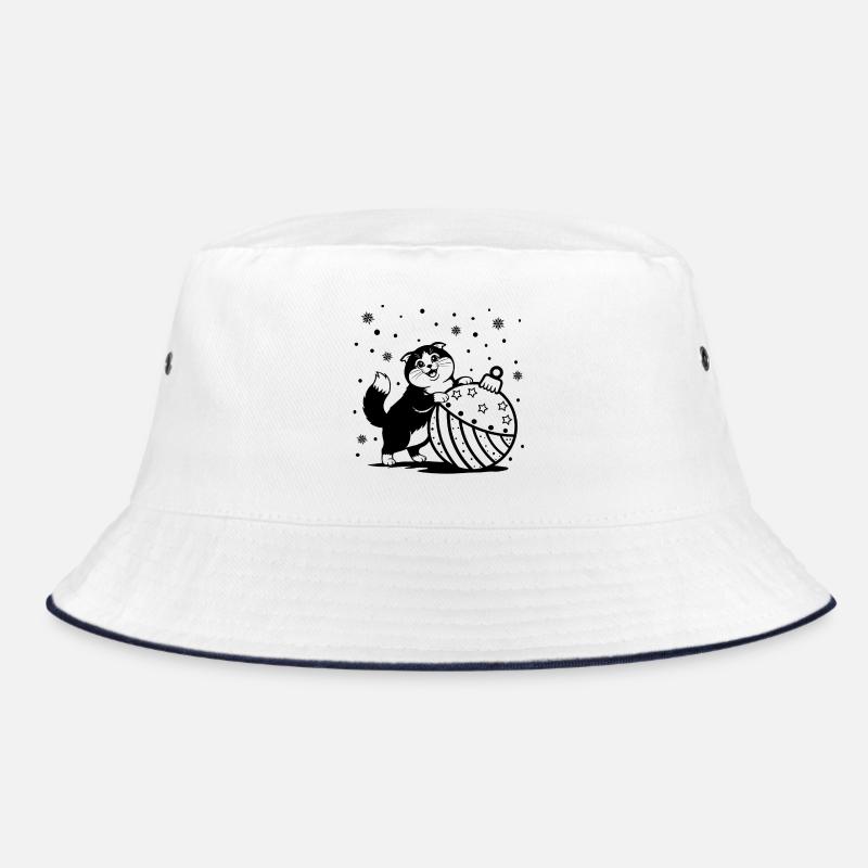 Chat mignon et duveteux avec une grosse babiole de Noël Bob