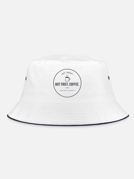 But first, Coffee" - Kaffee & Panik Abzeichen - Bucket Hat - Weiß/Navy