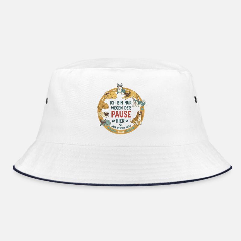 Ich bin nur wegen der Pause hier – Hunde Spruch Bucket Hat