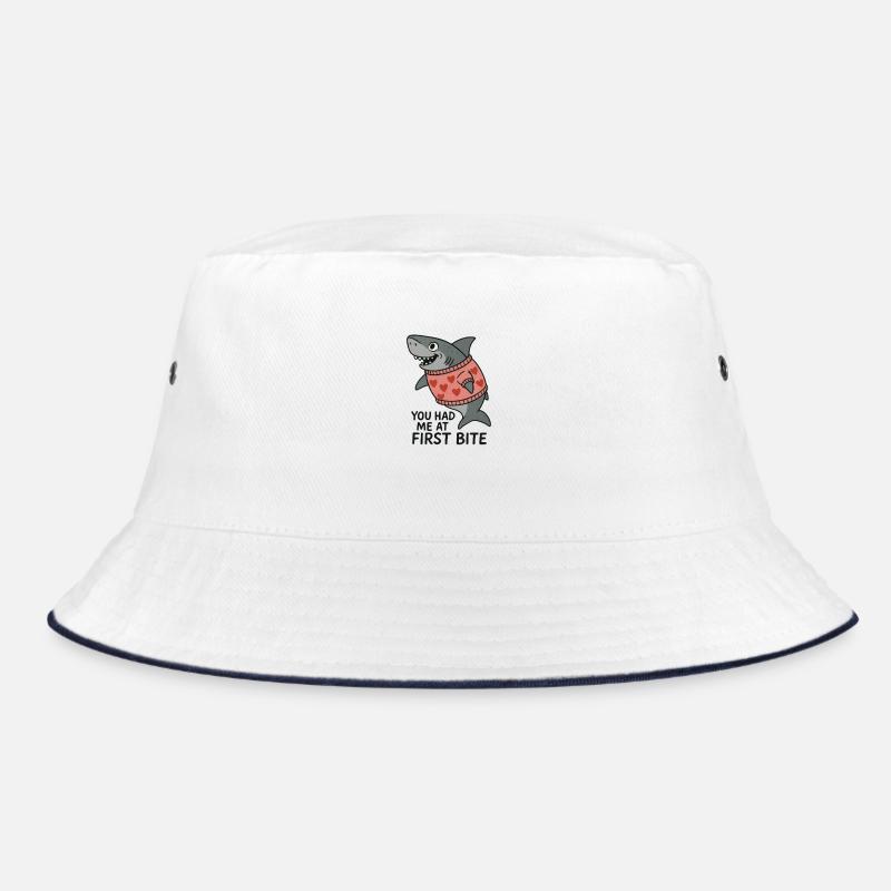 Lachender Hai mit Herzpullover – You had me at Bucket Hat