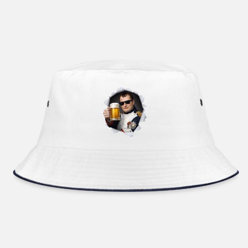 Napoleon hält ein Bier Bucket Hat