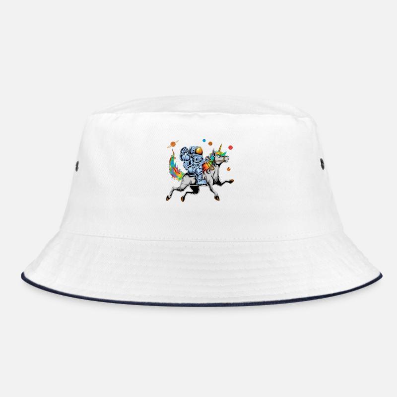 Astronaut reitet auf einem Regenbogen-Einhorn im Weltraum Bucket Hat