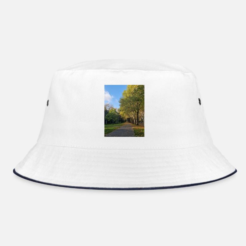 Herbstpfad durch Lauballee - Bucket Hat - Weiß/Navy