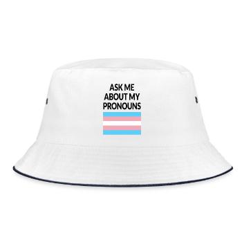 Frag mich nach meinen Pronomen Trans Pride Flag - Bucket Hat - Weiß/Navy - Vorne