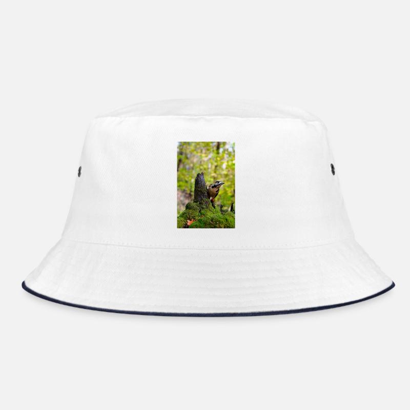 Waldspecht auf moosigem Baumstumpf Bucket Hat