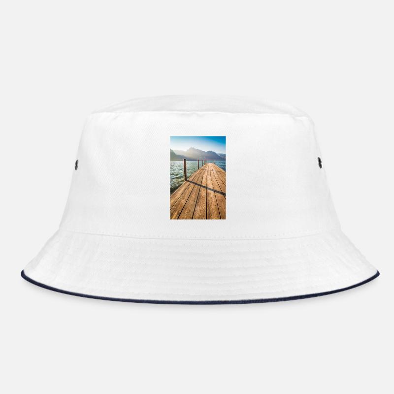 Holzsteg am Bergsee im Sonnenlicht Bucket Hat