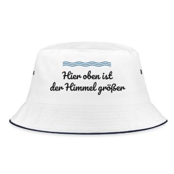 Hier oben ist der Himmel größer – Norddeutschland - Bucket Hat - Weiß/Navy - Vorne