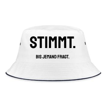 Stimmt. Bis jemand fragt. | Trockener Bürohumor - Bucket Hat - Weiß/Navy - Vorne
