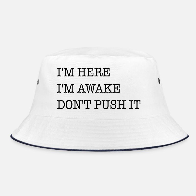 Ich bin hier. Ich bin wach. Strapazier es nicht. Bucket Hat