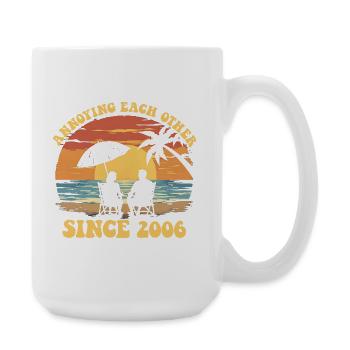 Nous nous embêtons l’un l’autre depuis l’anniversaire de 2006 - Grande tasse 440 ml - blanc - Droite