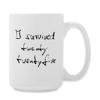 I survived 2025 - Kreide schwarz - Große Tasse 440 ml - Weiß - Rechts